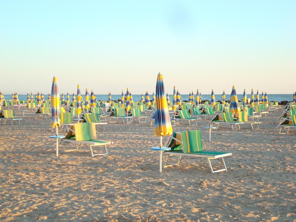 Hotel Villa Ersilia Rimini B&B ภายนอก รูปภาพ