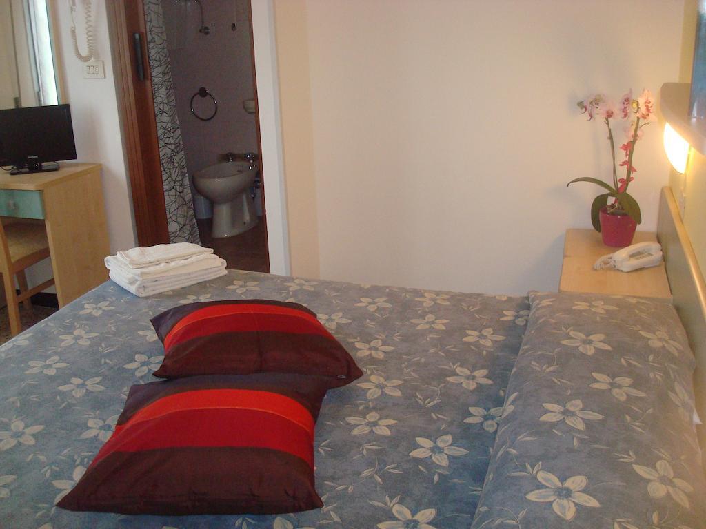 Hotel Villa Ersilia Rimini B&B ภายนอก รูปภาพ